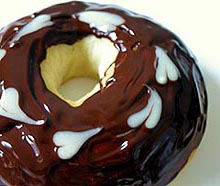 donut com cobertura romântica de chocolate