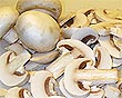 cogumelos frescos cortados
