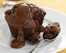cupcake com calda quente de chocolate