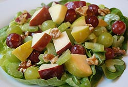 salada com uvas, nozes e aipo