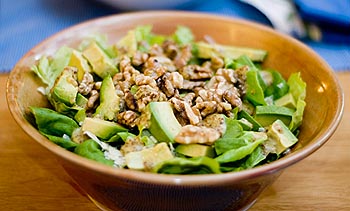 receita de salada verde de abacate com noz