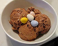 sorvete de chocolate com ovinhos