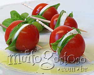 Receta de aperitivo de tomate cereja com muçarela de búfala