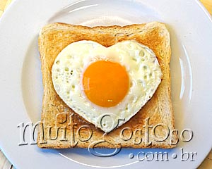 torrada com ovo em formato de coração