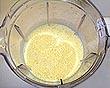 batendo bolo de laranja no liquidificador