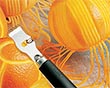 cortando lascas em casca de laranjas