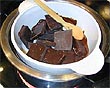 derretendo chocolate em banho-maria